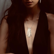 Carica l&#39;immagine nel visualizzatore di Gallery, Collana Matilde con pendente in argento naturale
