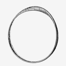 Carica l&#39;immagine nel visualizzatore di Gallery, Bracciale Galea bangle in argento naturale
